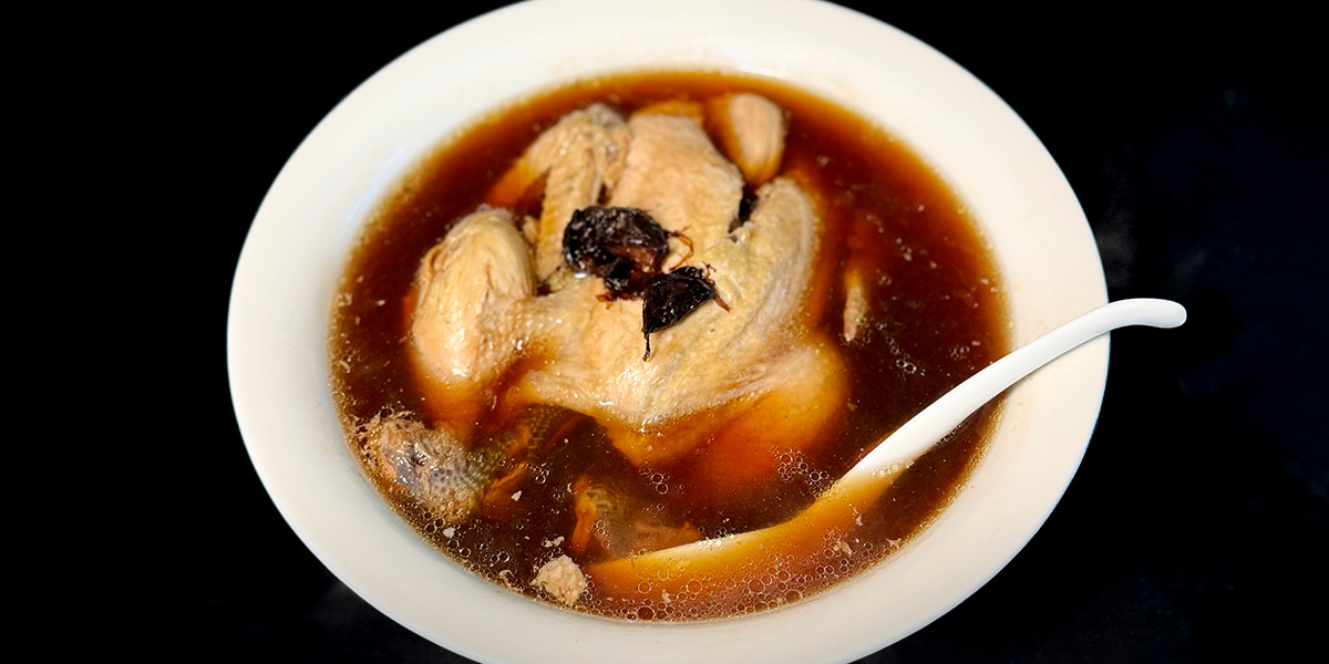 青甕黑蒜雞【選用臺華窯餐具】